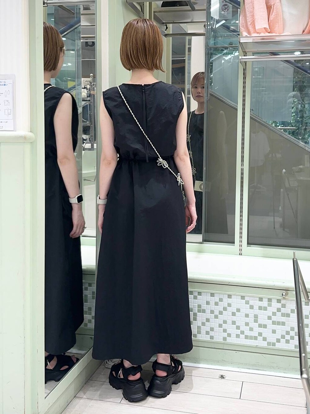 ブラック系のサンダル、ブラック系のワンピース、ベージュ系の生活家電を着用したレディースの夏コーディネートの2枚目の写真