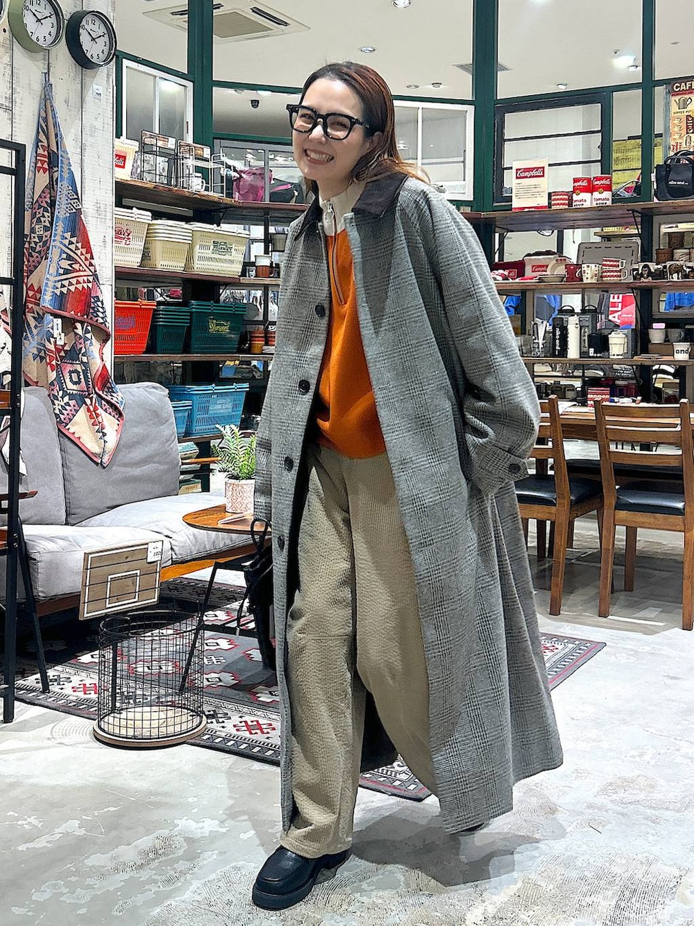 ブラック系のショルダーバッグ、ブラック系のローファー、グレー系のステンカラーコートを着用したレディースの冬コーディネートの3枚目の写真