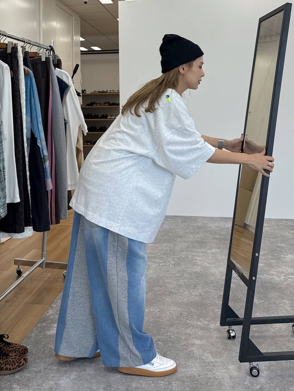 グレー系のデニムパンツ、ブラック系のニットキャップ/ビーニーを着用したレディースの夏コーディネートの5枚目の写真