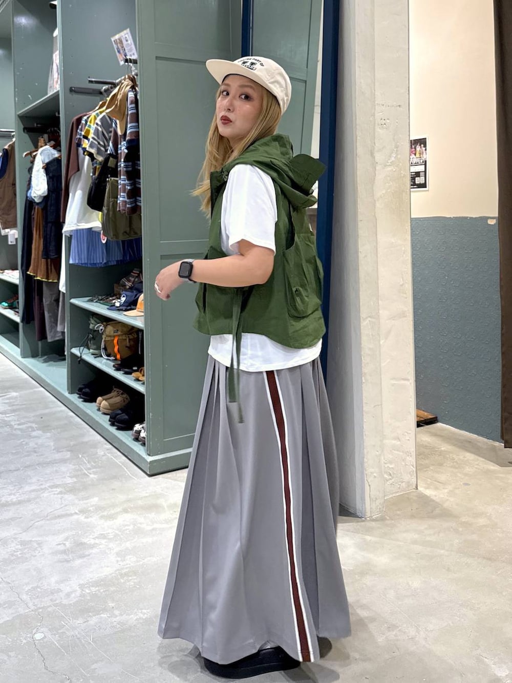 ホワイト系のTシャツ/カットソー、グリーン系のベストを着用したレディースの夏コーディネートの4枚目の写真