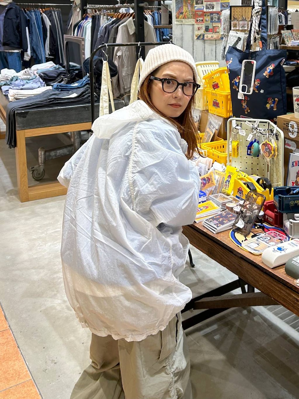 ブルー系のスウェット、ホワイト系のマウンテンパーカー、ホワイト系のソックス/靴下を着用したレディースの春コーディネートの3枚目の写真