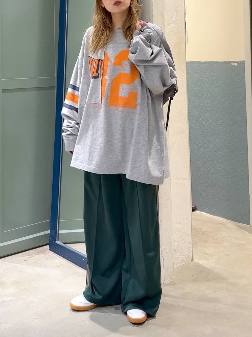 グリーン系のその他パンツを着用したレディースの春コーディネートの4枚目の写真