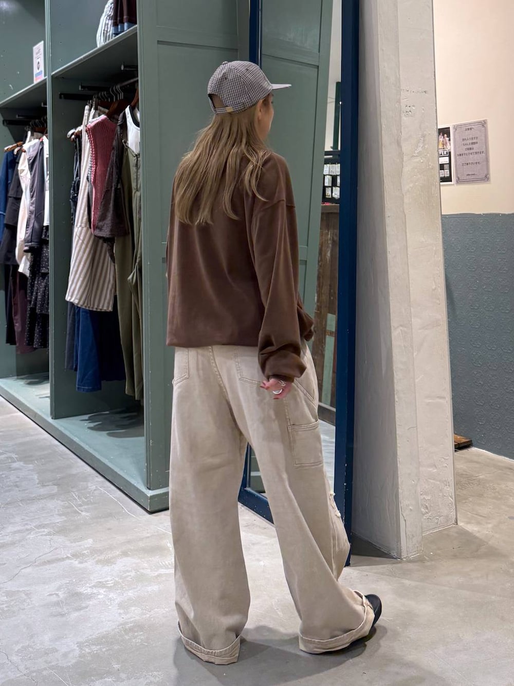 ベージュ系のデニムパンツ、グレー系のキャップを着用したレディースの夏コーディネートの3枚目の写真