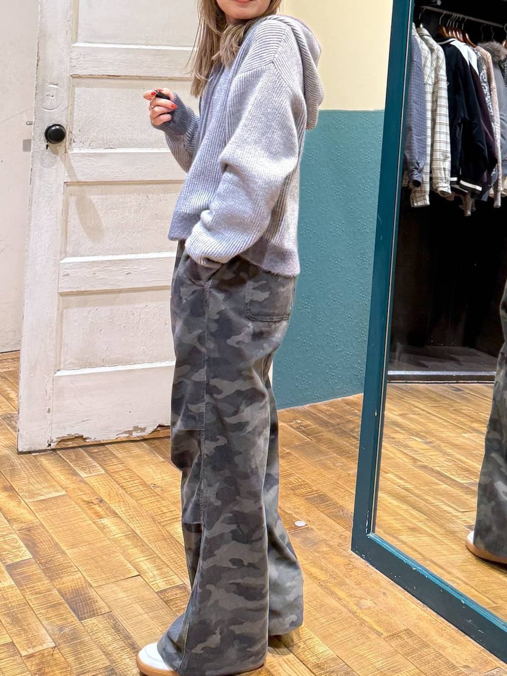 その他のその他パンツ、グレー系のパーカー、ブルー系のキャップを着用したレディースの冬コーディネートの2枚目の写真