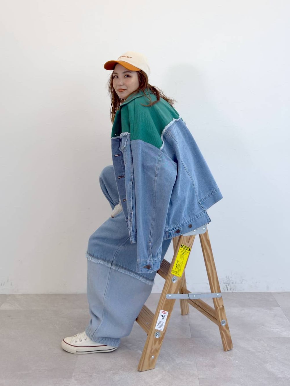 ブルー系のデニムパンツ、グレー系のニット/セーターを着用したレディースの冬コーディネートの5枚目の写真