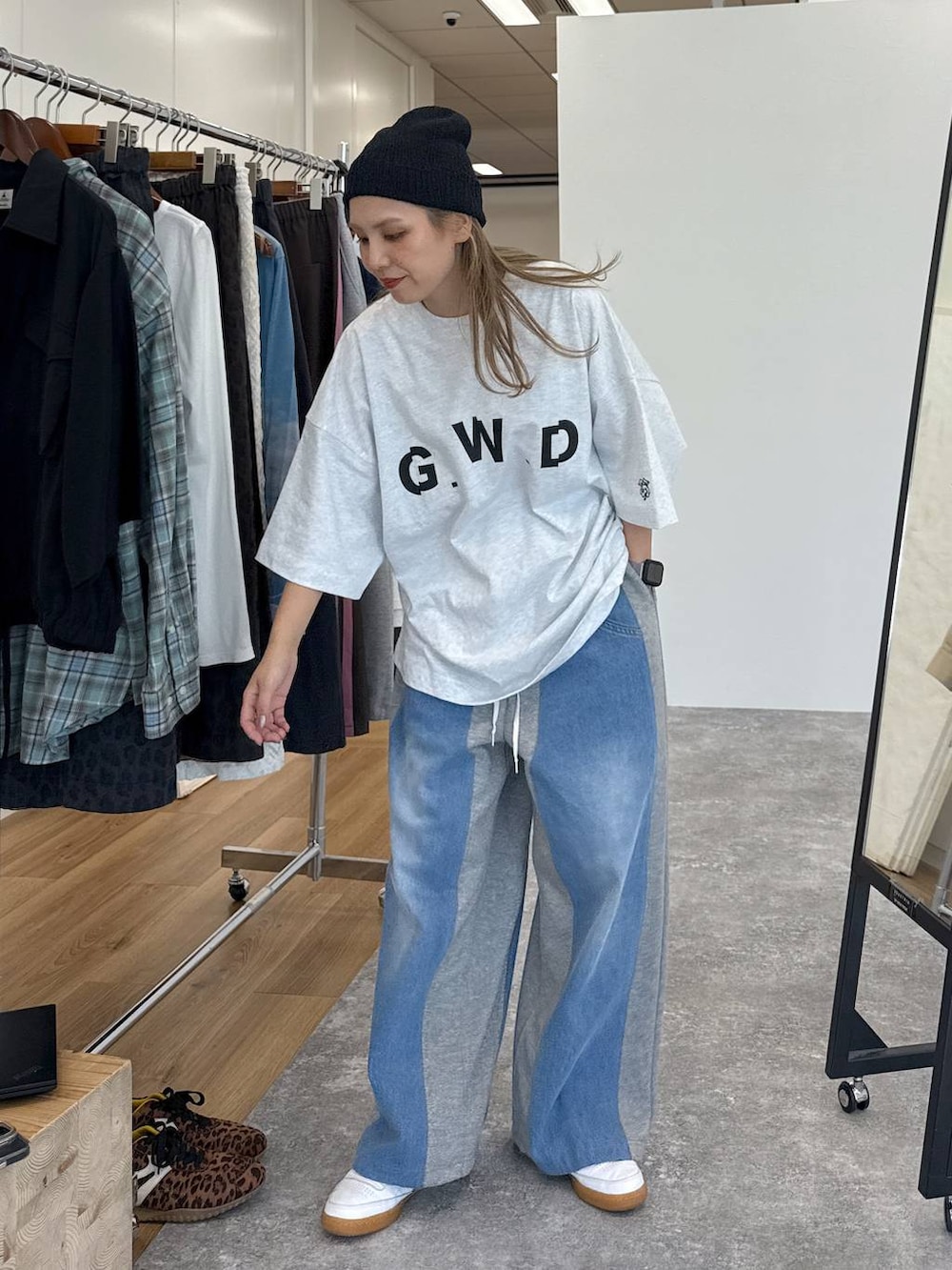 グレー系のデニムパンツ、ブラック系のニットキャップ/ビーニーを着用したレディースの夏コーディネートの2枚目の写真