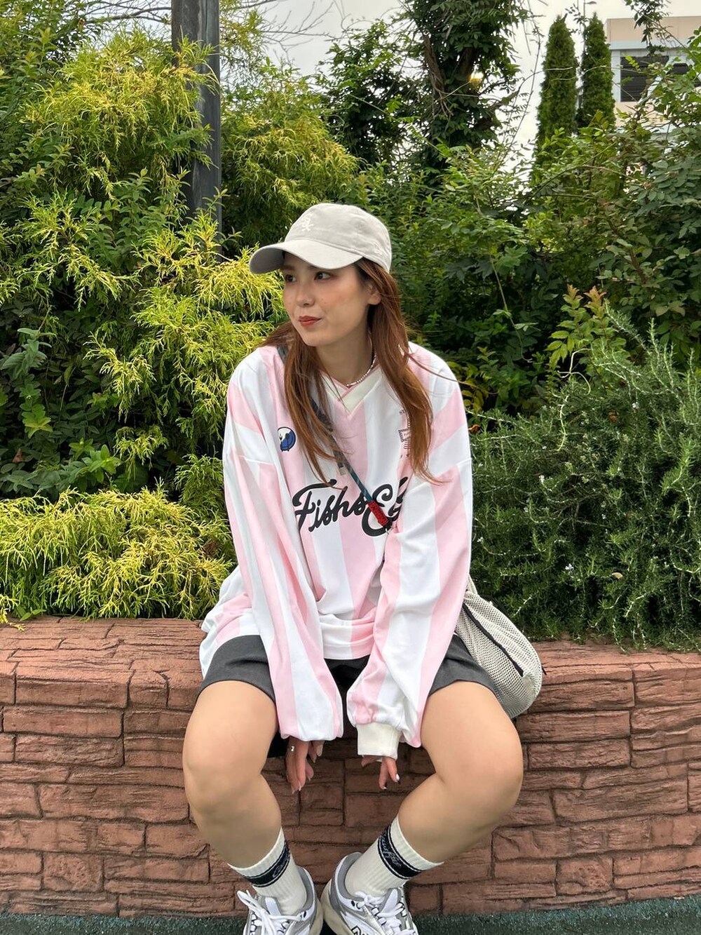 グレー系のスニーカー、グレー系のショルダーバッグ、その他のその他パンツを着用したレディースの秋コーディネートの2枚目の写真