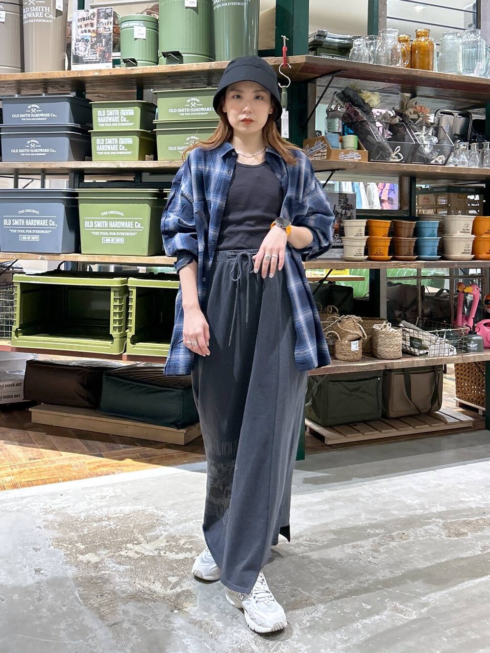 その他のスカート、ブルー系のシャツ/ブラウス、ブラック系のハットを着用したレディースの春コーディネートの4枚目の写真