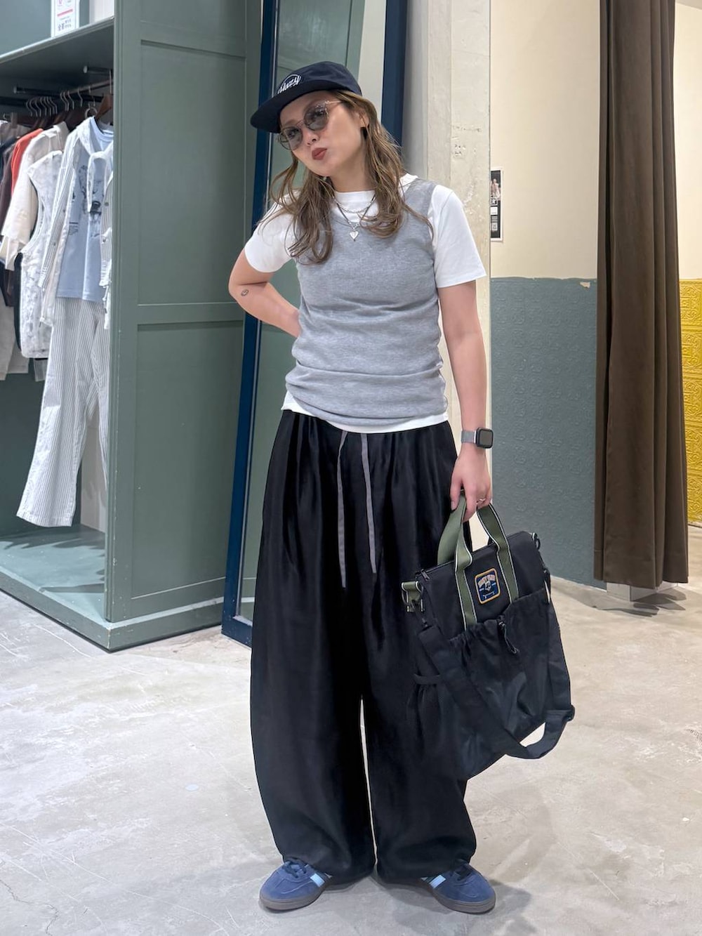 ホワイト系のTシャツ/カットソー、グレー系のタンクトップを着用したレディースの春コーディネートの2枚目の写真