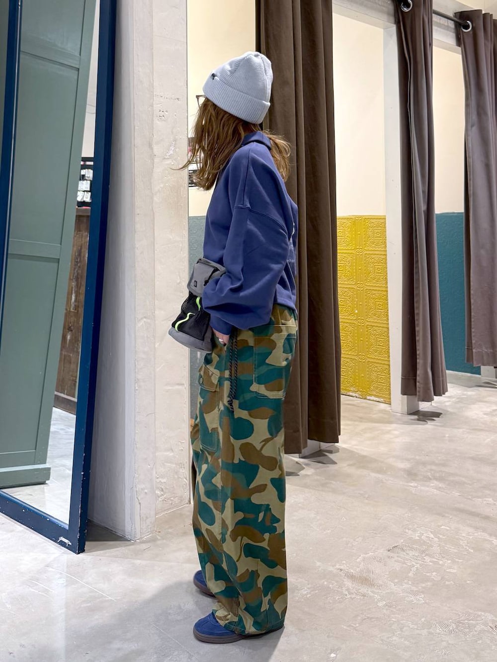 ブルー系のスウェットを着用したレディースの冬コーディネートの2枚目の写真