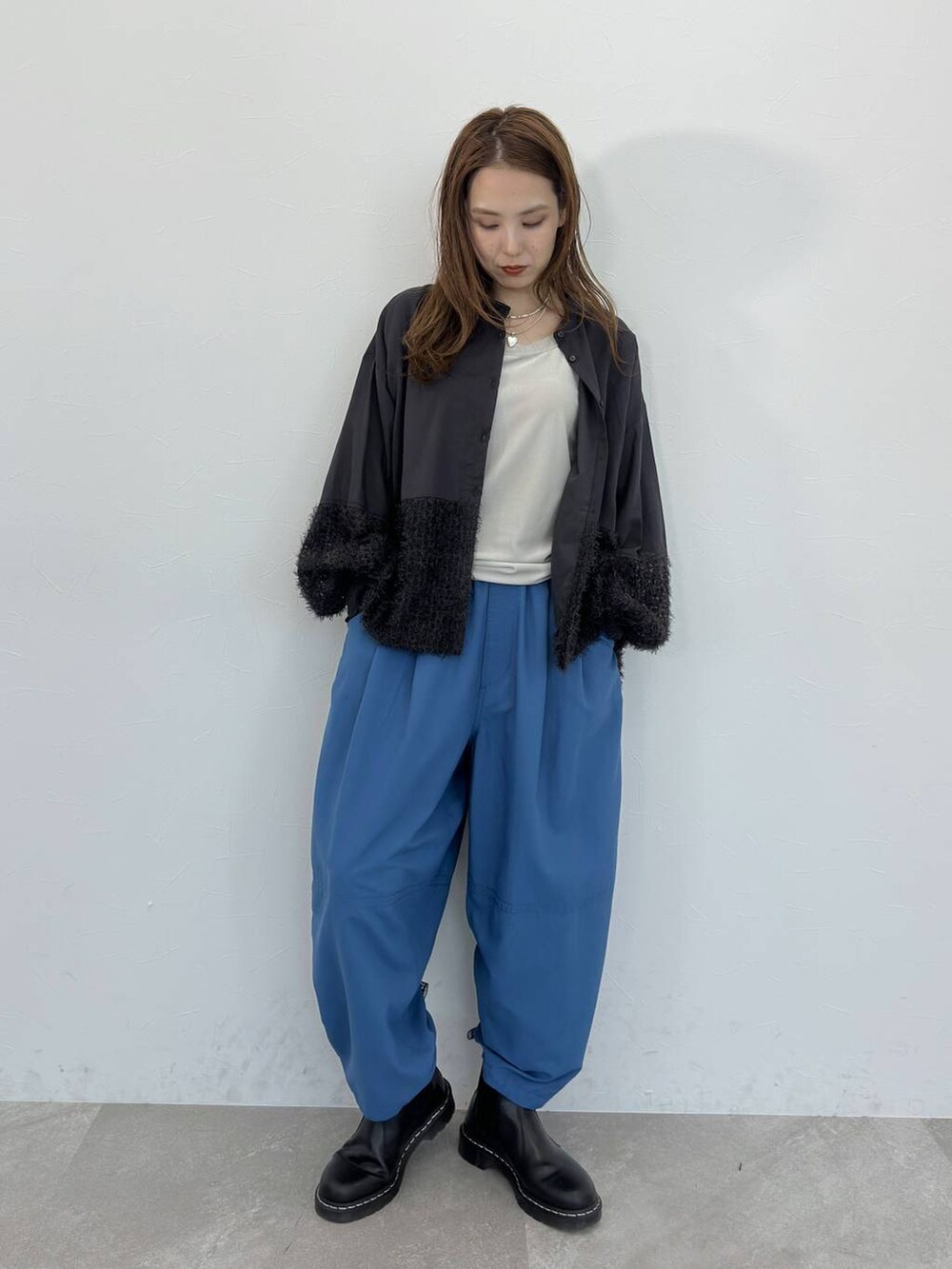 グレー系のタンクトップ、ブルー系のその他パンツ、ブラック系のシャツ/ブラウスを着用したレディースの夏コーディネートの4枚目の写真