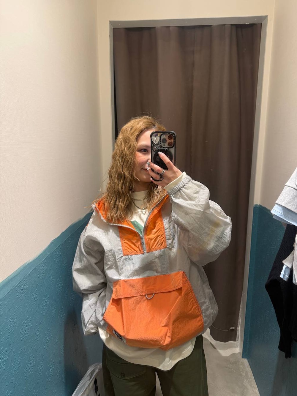 ブラック系のニットキャップ/ビーニーを着用したレディースの冬コーディネートの7枚目の写真