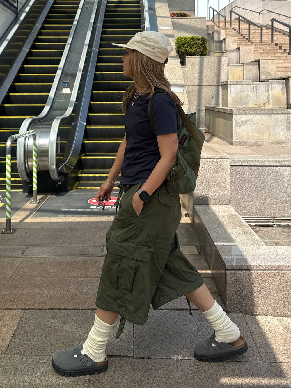 ブルー系のTシャツ/カットソー、グリーン系のカーゴパンツを着用したレディースの春コーディネートの4枚目の写真
