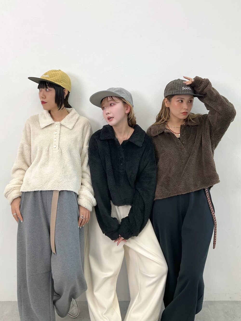 ブラック系のその他パンツ、ブラウン系のポロシャツ、ブラウン系のベルトを着用したレディースの秋コーディネートの6枚目の写真