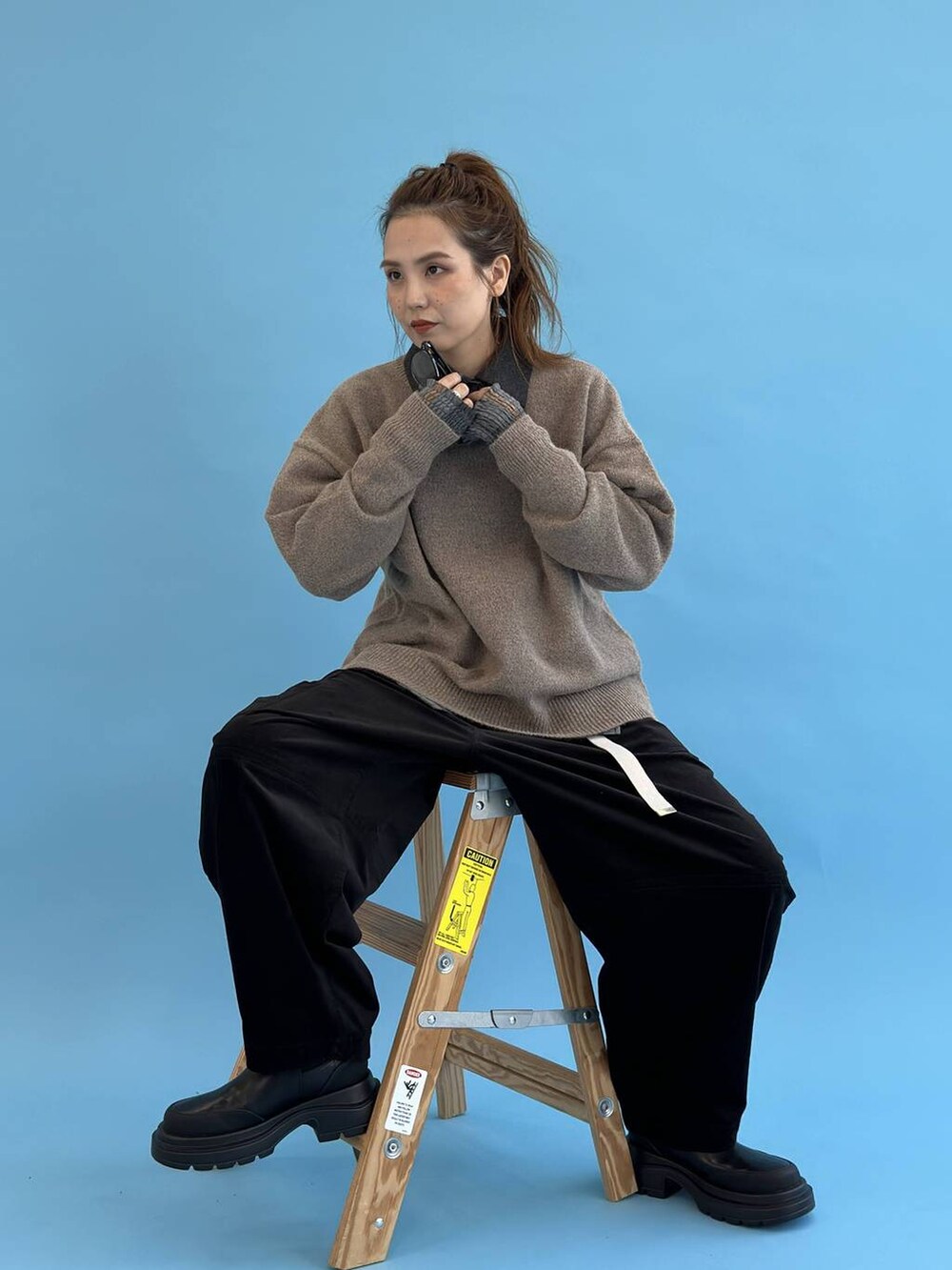 ブラック系のその他パンツ、ブラウン系のニット/セーター、グレー系のシャツ/ブラウスを着用したレディースの秋コーディネートの2枚目の写真