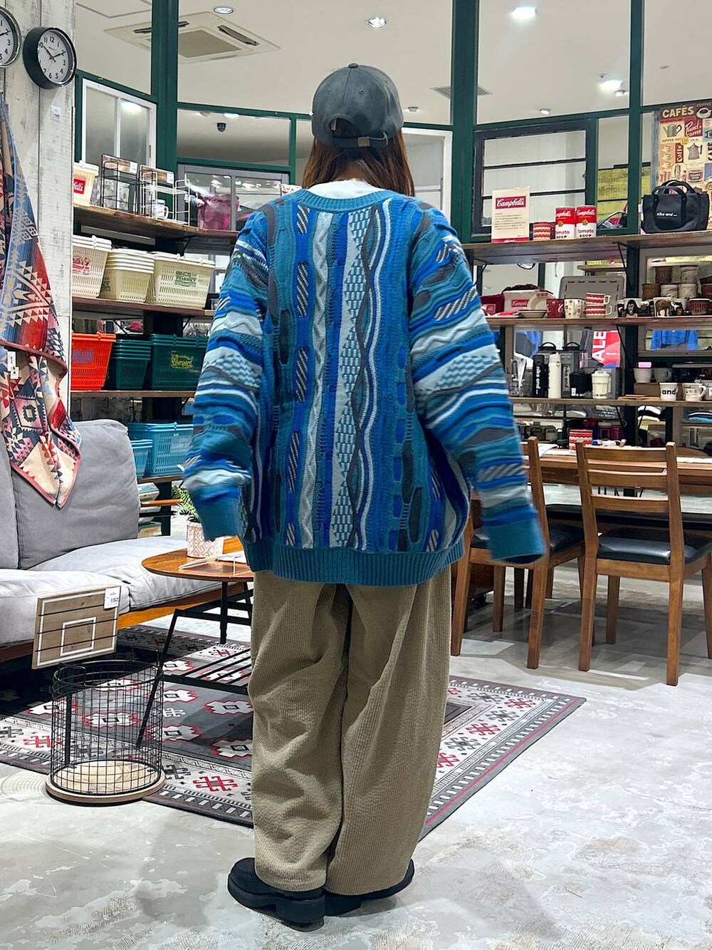 ブラック系のローファー、ブルー系のカーディガン/ボレロ、グレー系のその他トップスを着用したレディースの冬コーディネートの3枚目の写真