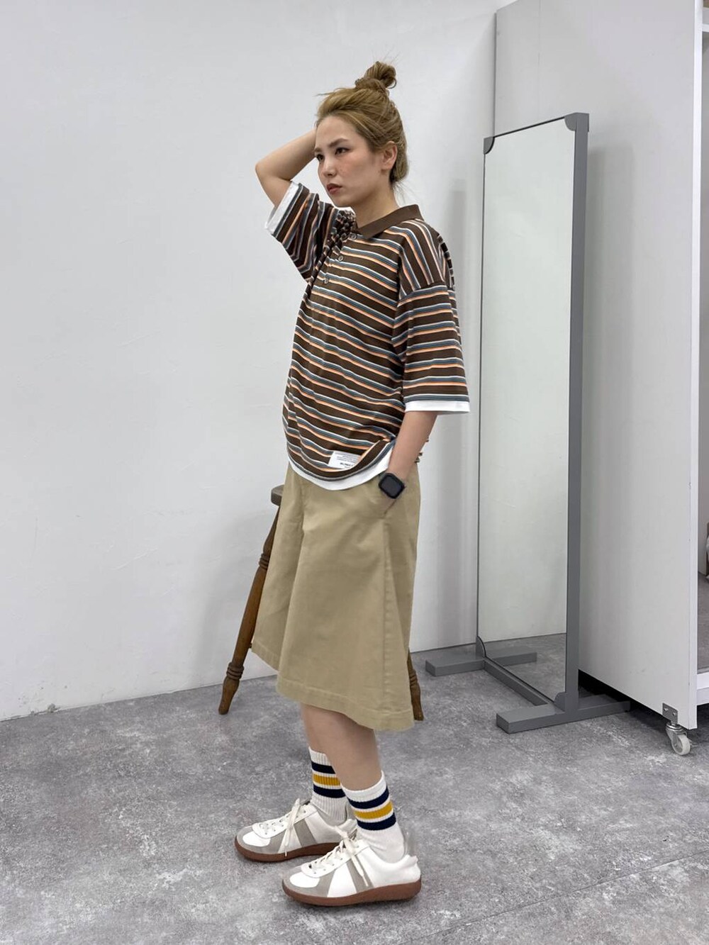 ベージュ系のスニーカー、ブラウン系のTシャツ/カットソー、ベージュ系のその他パンツを着用したレディースの春コーディネートの2枚目の写真