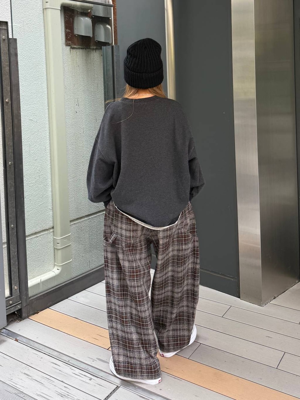 グレー系のその他パンツ、グレー系のスウェットを着用したレディースの夏コーディネートの3枚目の写真