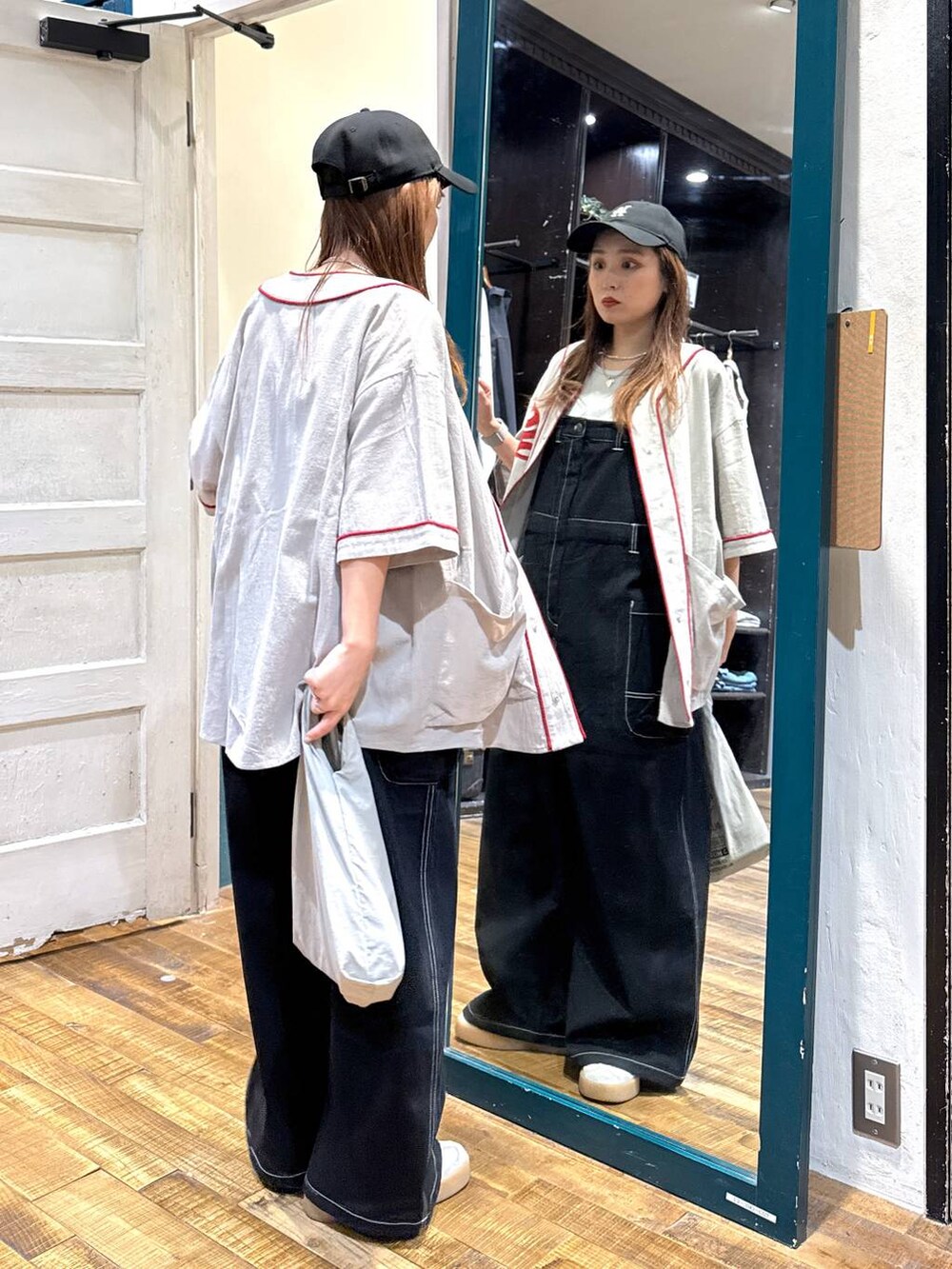 グレー系のタンクトップ、グレー系のエコバッグ/サブバッグを着用したレディースの春コーディネートの3枚目の写真