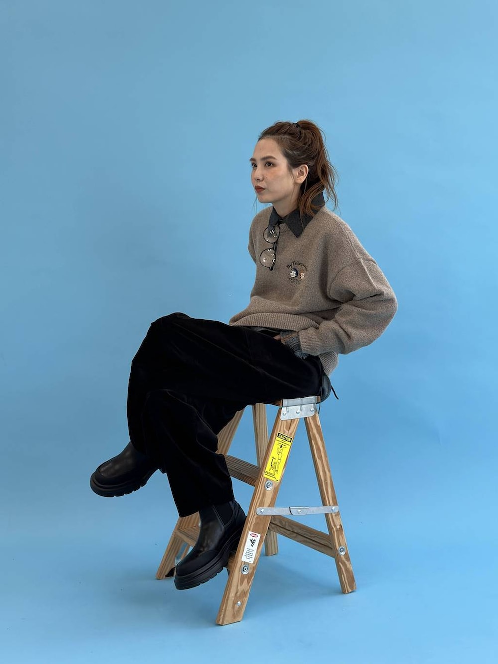 ブラック系のその他パンツ、ブラウン系のニット/セーター、グレー系のシャツ/ブラウスを着用したレディースの秋コーディネートの3枚目の写真