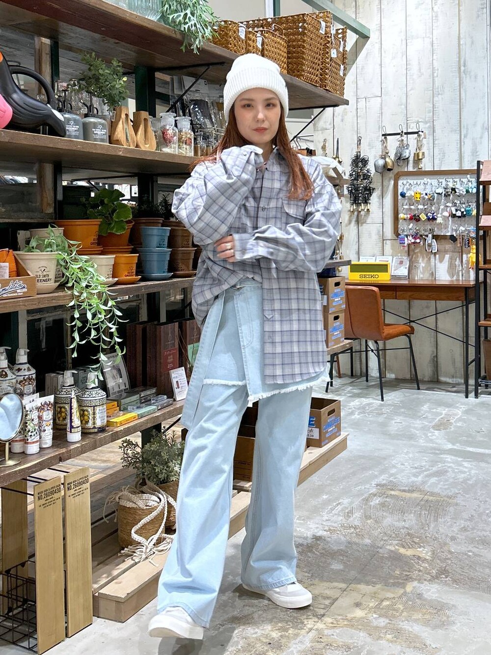 ホワイト系のスニーカー、グレー系のシャツ/ブラウス、ブルー系のその他パンツを着用したレディースの冬コーディネートの3枚目の写真