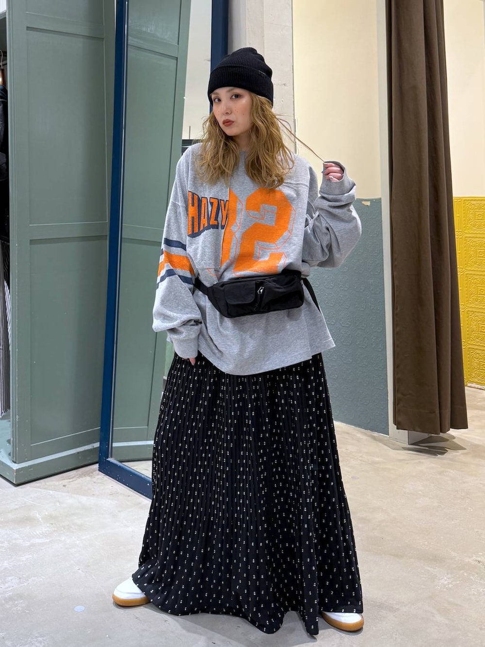 ブラック系のスカート、ブラック系のボディバッグ/ウエストポーチを着用したレディースの冬コーディネートの2枚目の写真