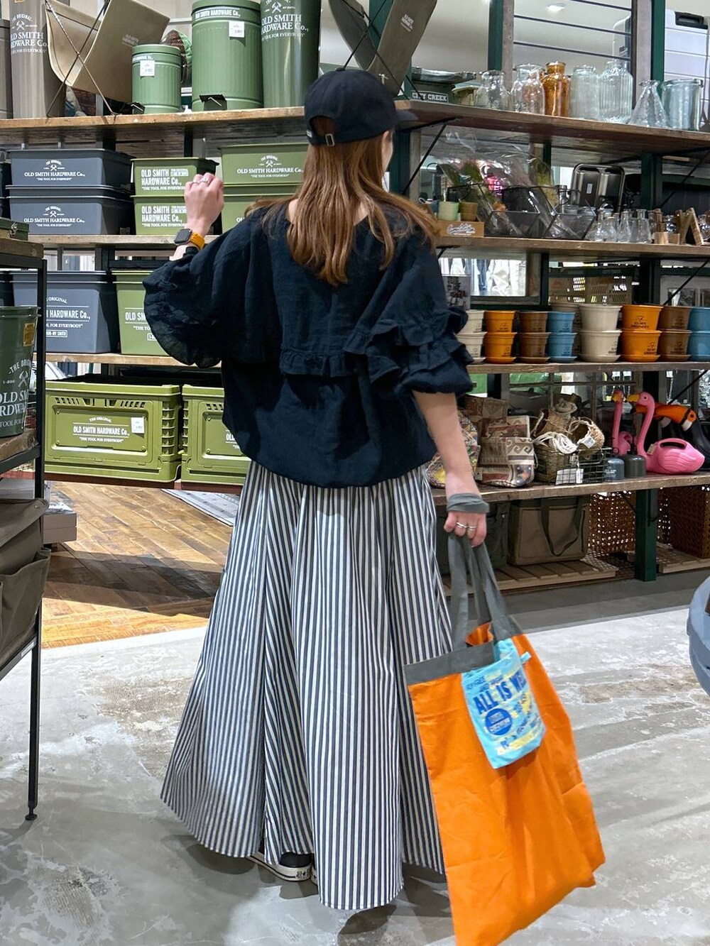 ブラック系のシャツ/ブラウス、ブルー系のスカート、ブラウン系のキャミソールを着用したレディースの春コーディネートの4枚目の写真