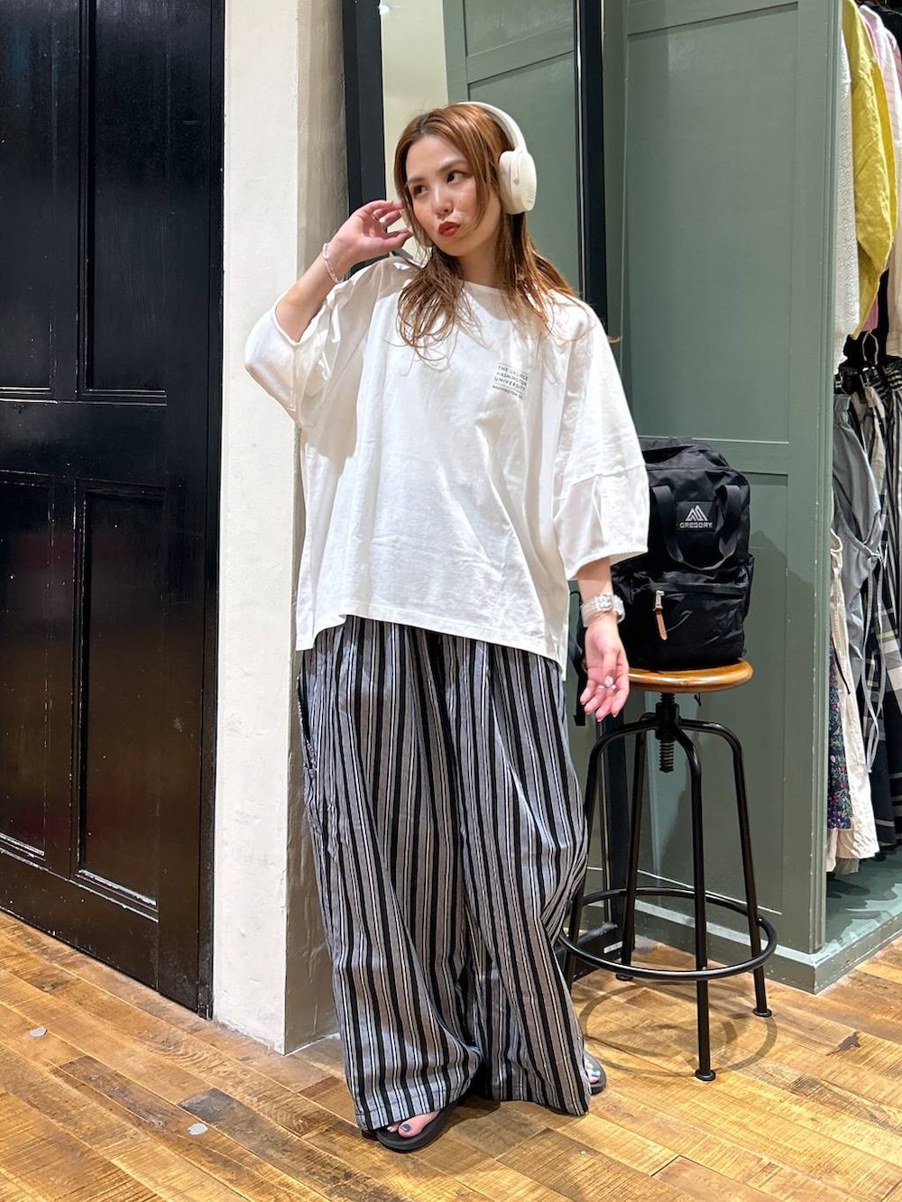 ブラック系のサンダル、ブラック系のその他パンツ、ベージュ系のヘッドフォン/イヤホンを着用したレディースの夏コーディネートの2枚目の写真