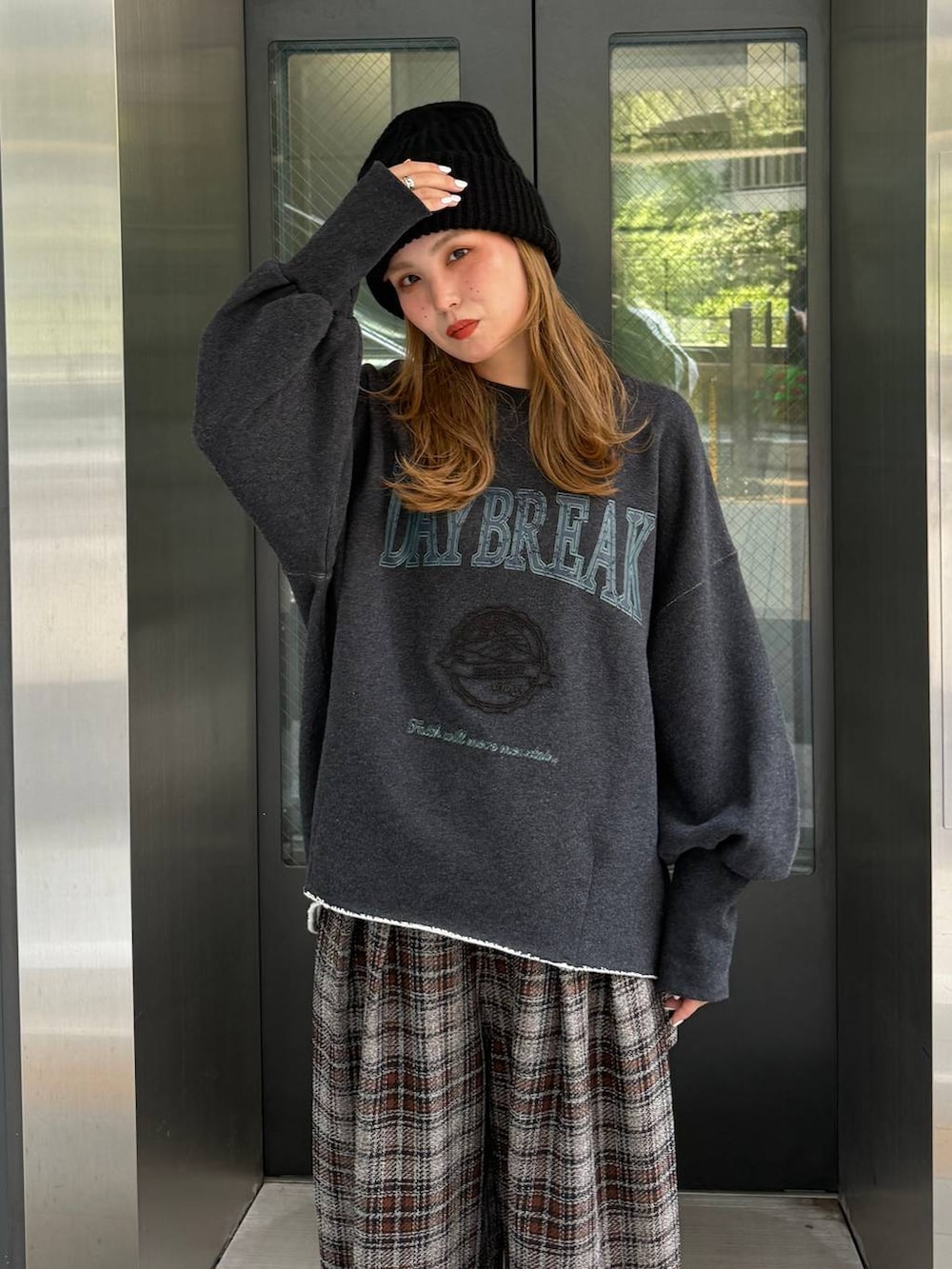 グレー系のその他パンツ、グレー系のスウェットを着用したレディースの夏コーディネートの4枚目の写真