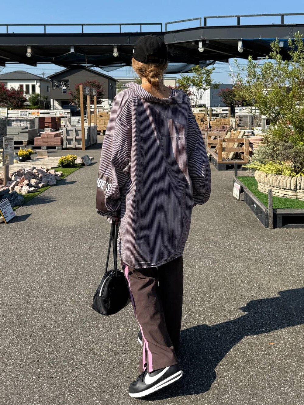 ブラウン系のその他パンツを着用したレディースの秋コーディネートの4枚目の写真