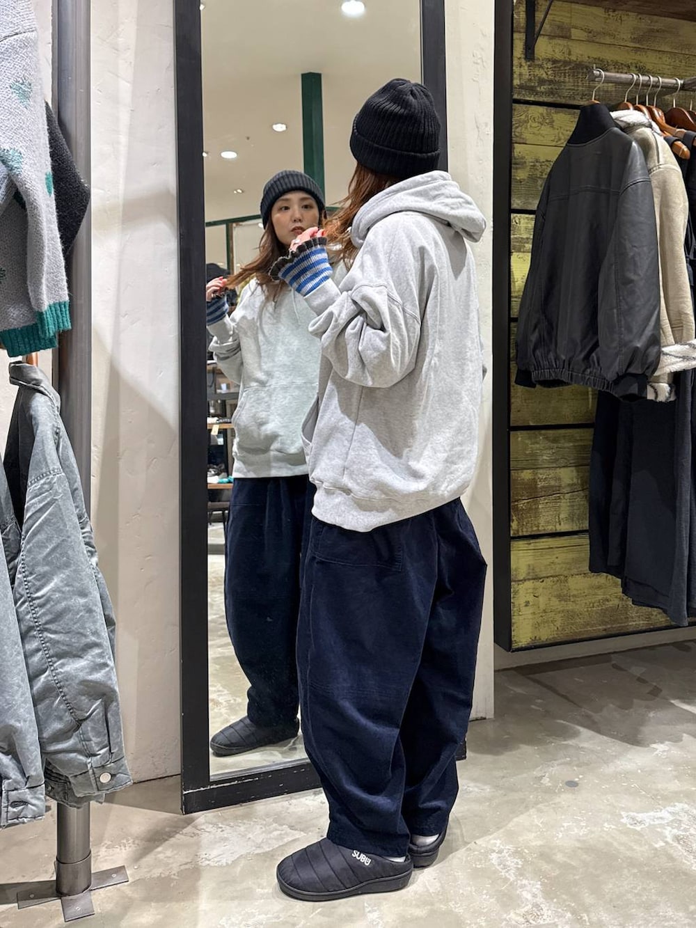 グレー系のパーカー、ブルー系のその他パンツ、ブルー系のニット/セーターを着用したレディースの冬コーディネートの3枚目の写真