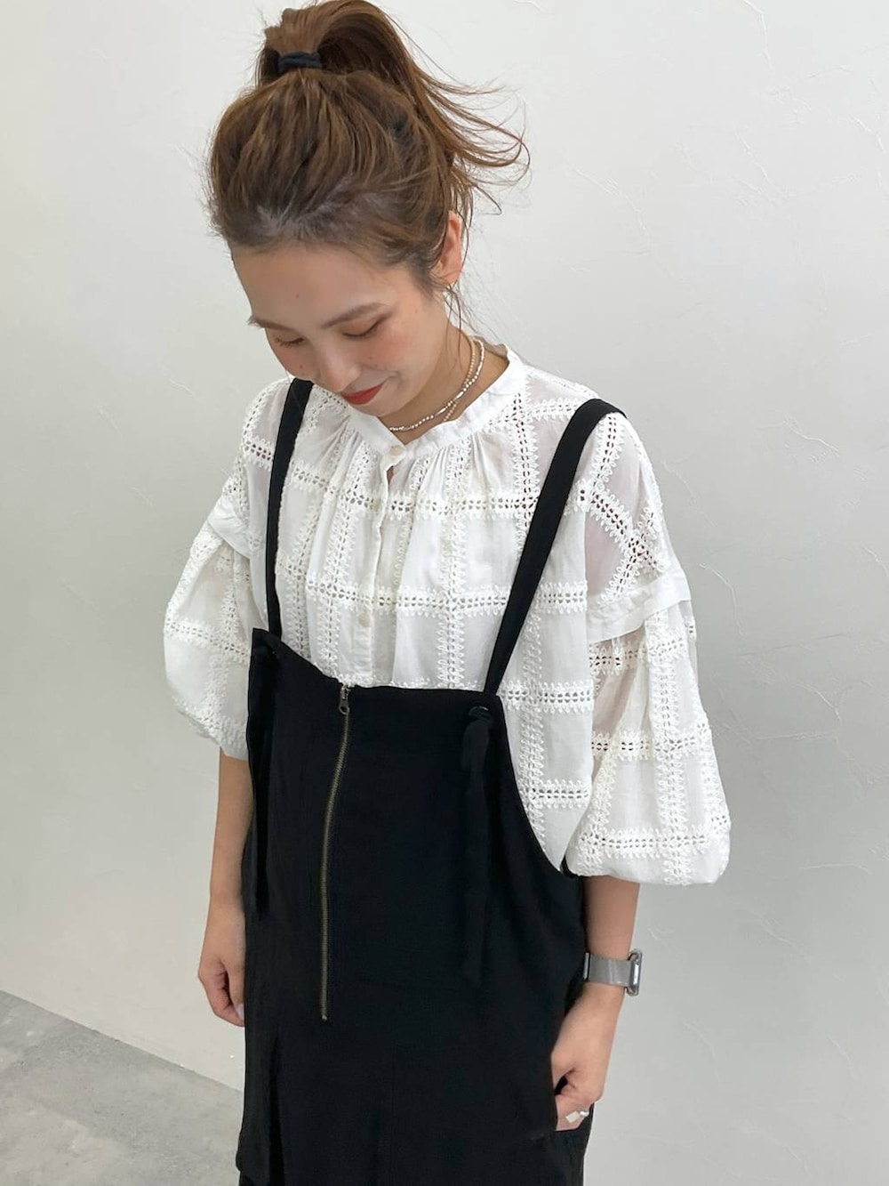 ブラック系のサンダル、ホワイト系のシャツ/ブラウスを着用したレディースの春コーディネートの4枚目の写真