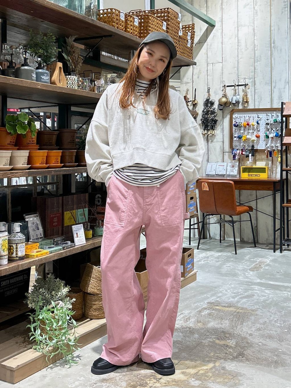 ブラック系のローファー、ピンク系のその他パンツ、ホワイト系のTシャツ/カットソーを着用したレディースの冬コーディネートの2枚目の写真