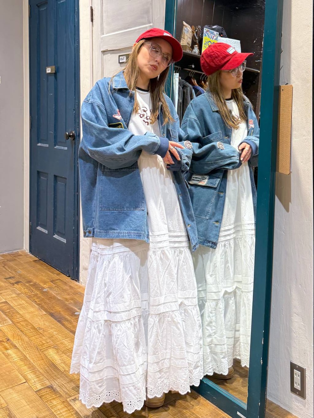 ベージュ系のスニーカー、レッド系のキャップを着用したレディースの春コーディネートの5枚目の写真