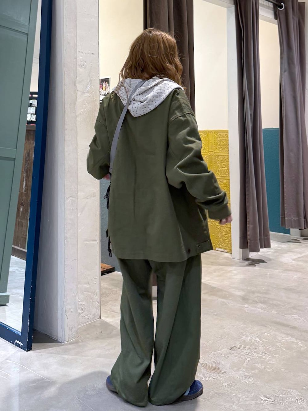 ベージュ系のパーカーを着用したレディースの冬コーディネートの4枚目の写真