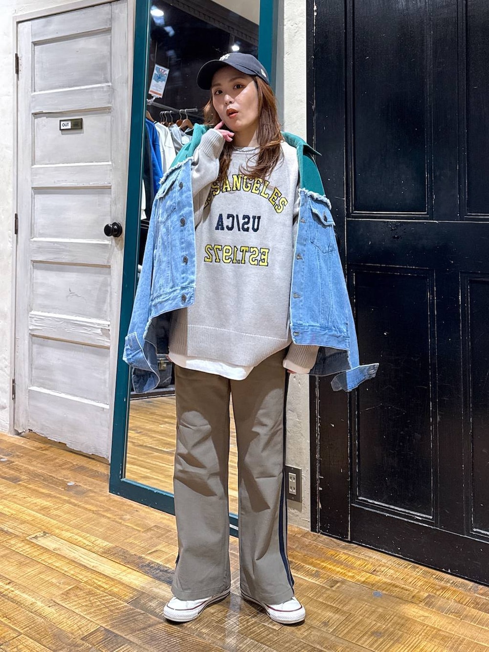 ブルー系のデニムジャケット、ホワイト系のTシャツ/カットソー、イエロー系のニット/セーターを着用したレディースの冬コーディネートの2枚目の写真