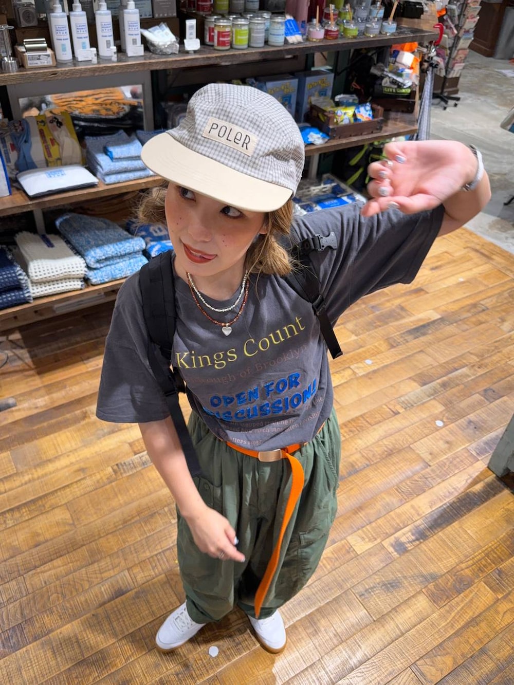 グリーン系のカーゴパンツ、その他のTシャツ/カットソー、イエロー系のキャップを着用したレディースの夏コーディネートの3枚目の写真