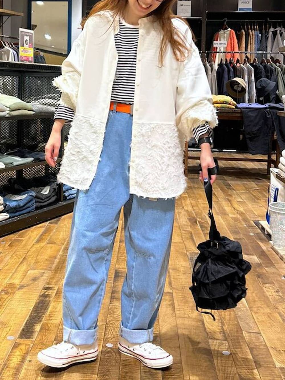 ブルー系のその他パンツ、ベージュ系のシャツ/ブラウス、オレンジ系のベルトを着用したレディースの冬コーディネートの3枚目の写真