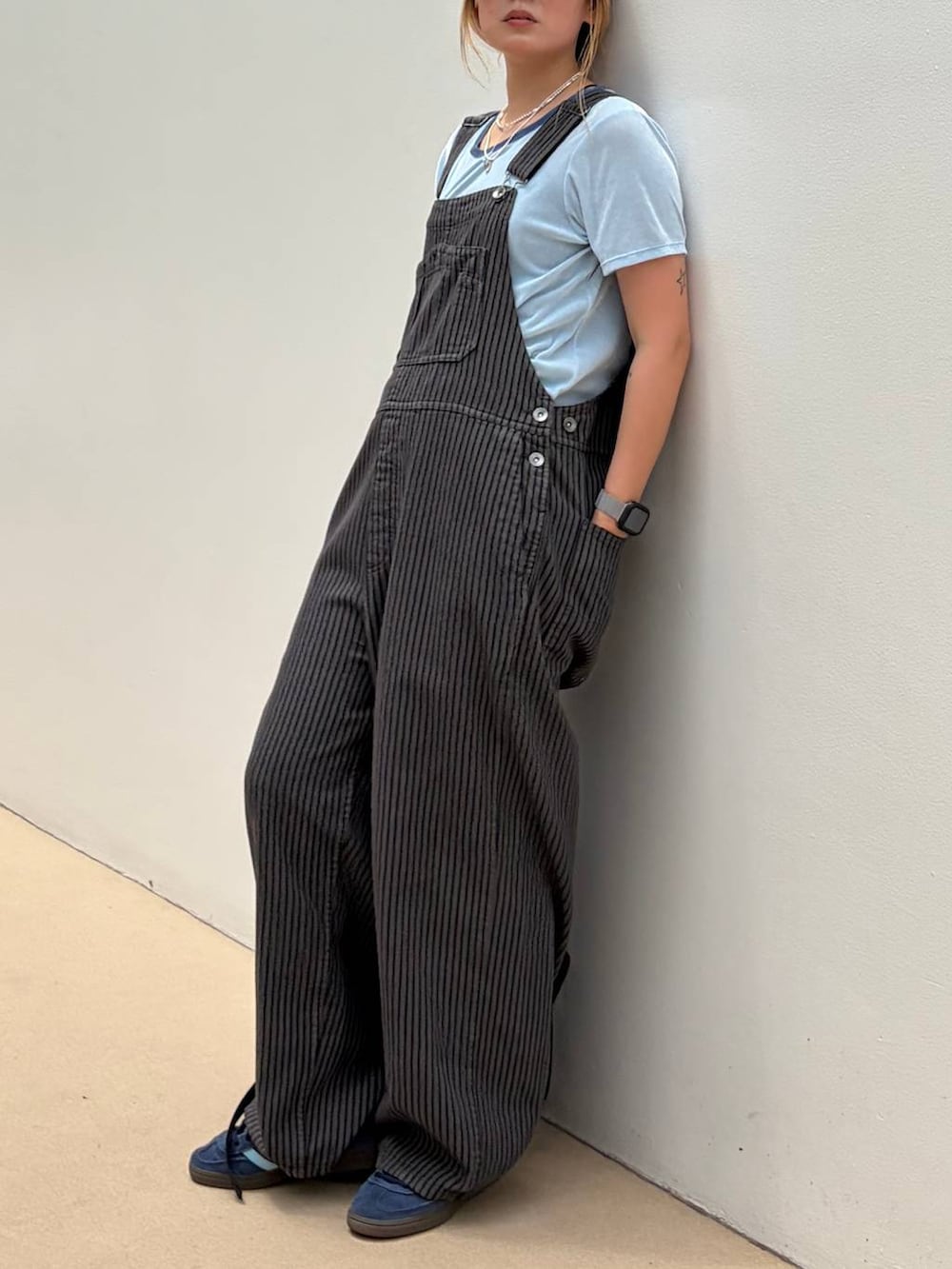 ブラック系のバックパック/リュック、ブルー系のTシャツ/カットソー、グレー系のサロペット/オーバーオールを着用したレディースの夏コーディネートの3枚目の写真