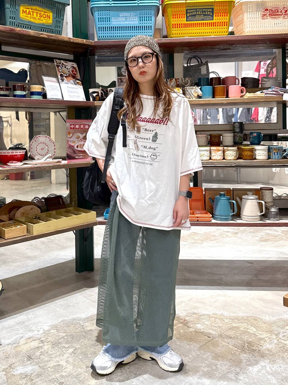ブルー系のその他パンツ、グレー系のスニーカー、ブラック系のバックパック/リュックを着用したレディースの春コーディネートの2枚目の写真