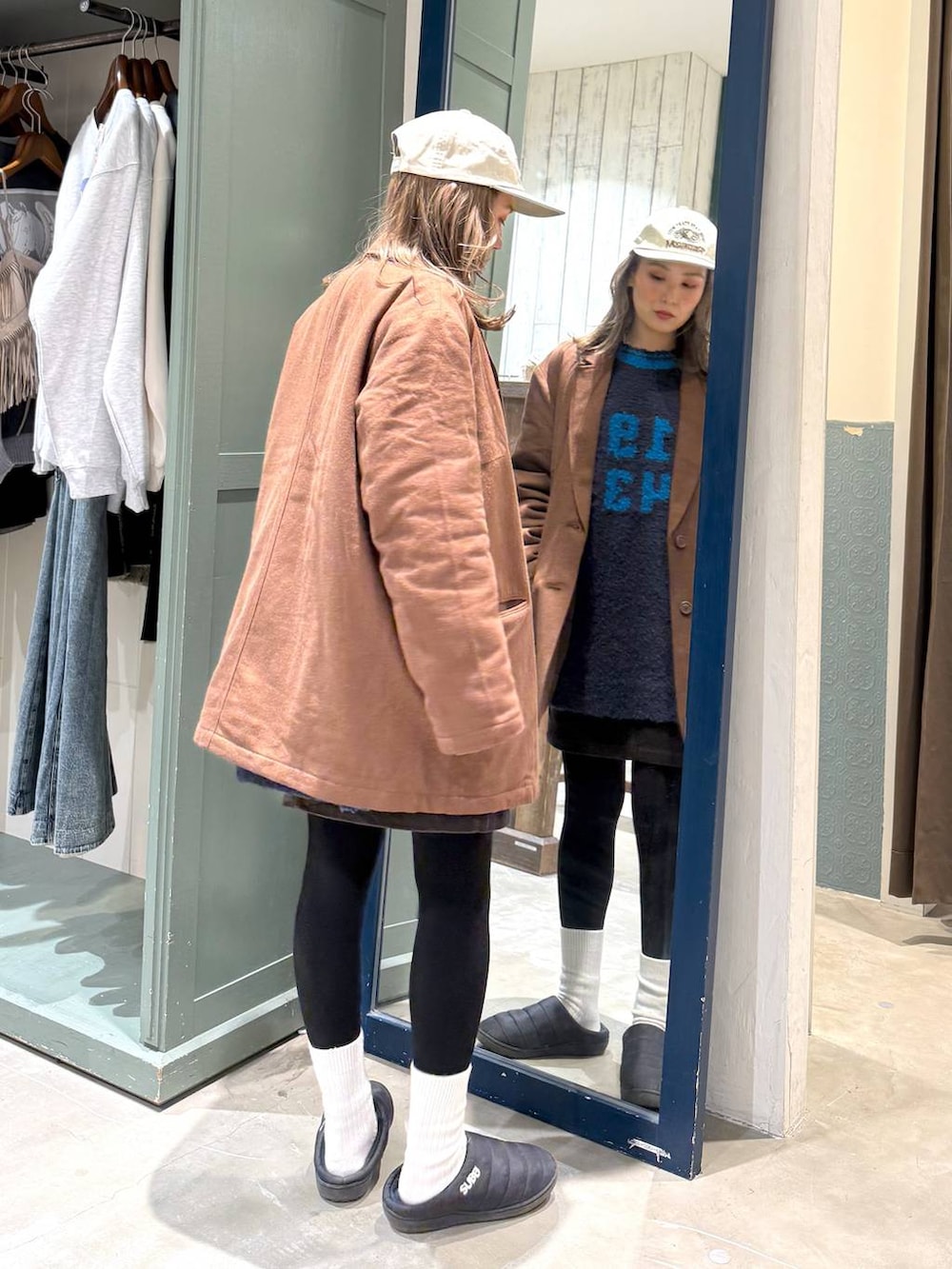 ブラウン系のスカート、ブラウン系のテーラードジャケット、ホワイト系のキャップを着用したレディースの秋コーディネートの5枚目の写真