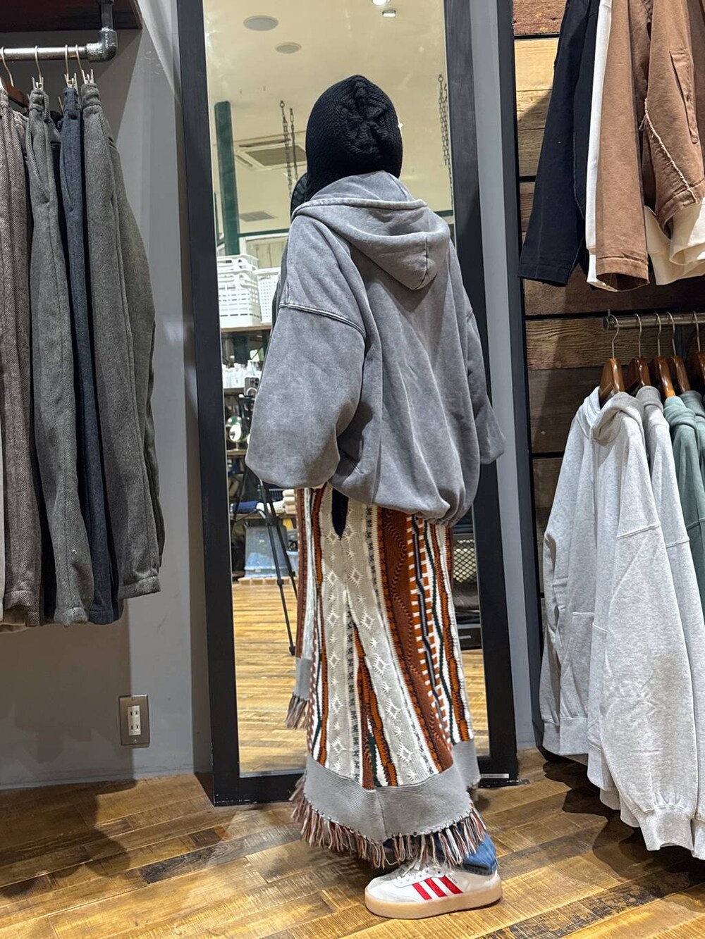 ブルー系のその他パンツ、ベージュ系のTシャツ/カットソー、その他のパーカーを着用したレディースの秋コーディネートの3枚目の写真