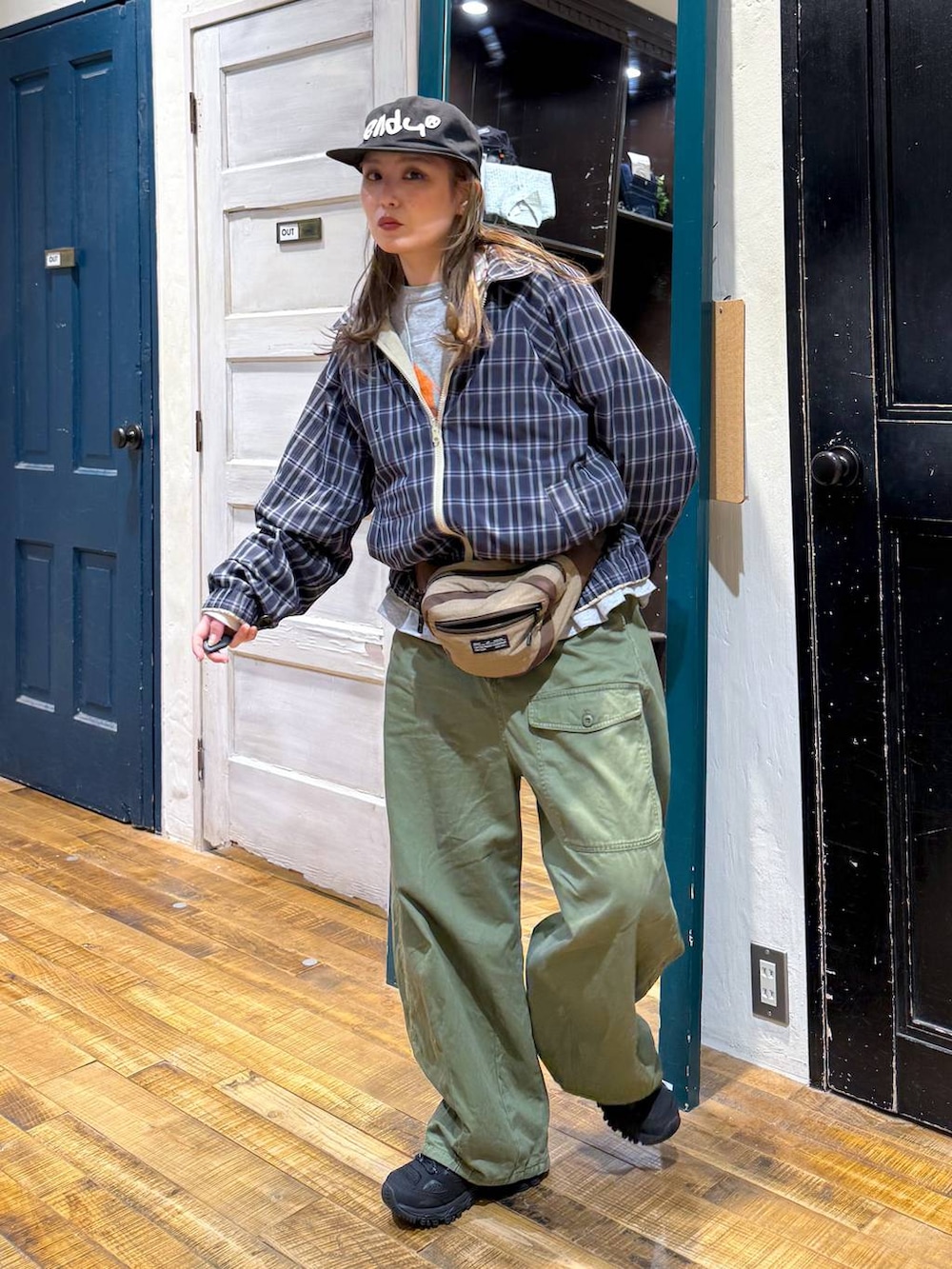 イエロー系のブルゾン、ベージュ系のボディバッグ/ウエストポーチを着用したレディースの春コーディネートの3枚目の写真