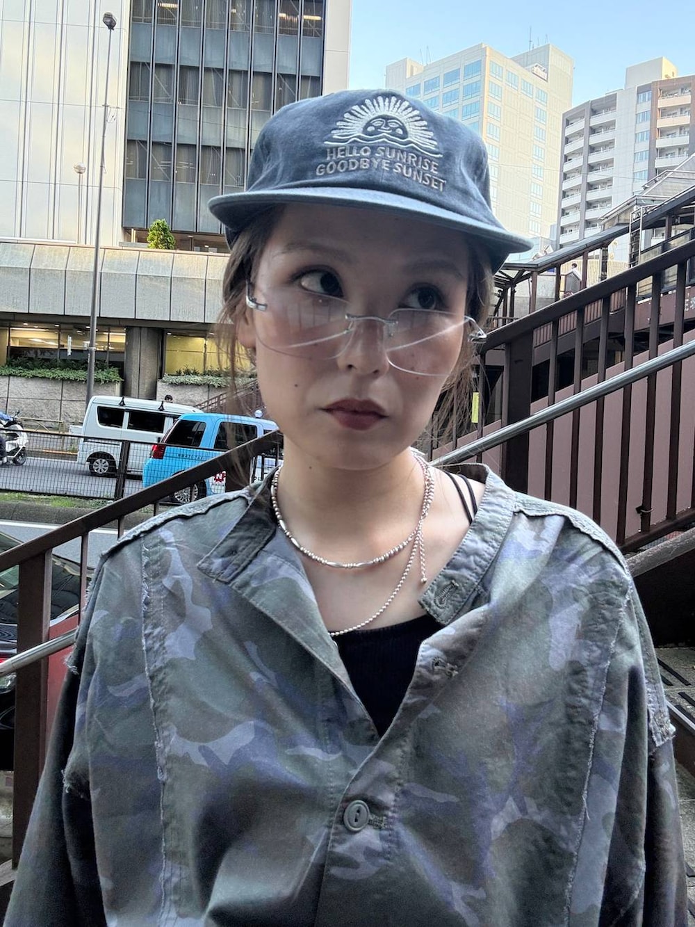 グリーン系のワンピース、グレー系のキャップを着用したレディースの秋コーディネートの5枚目の写真