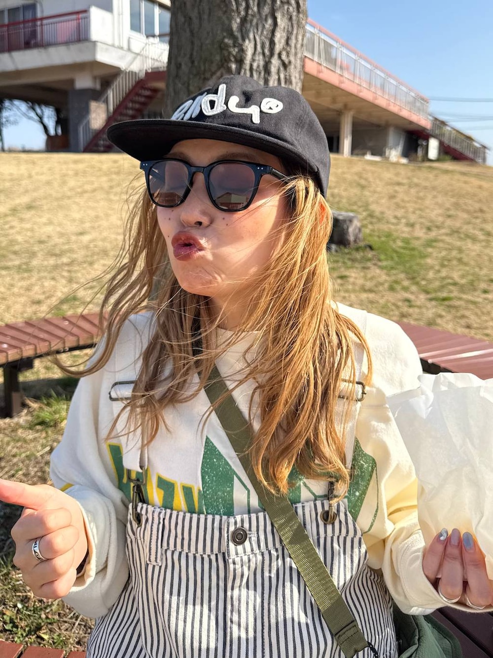 ホワイト系のTシャツ/カットソーを着用したレディースの冬コーディネートの2枚目の写真