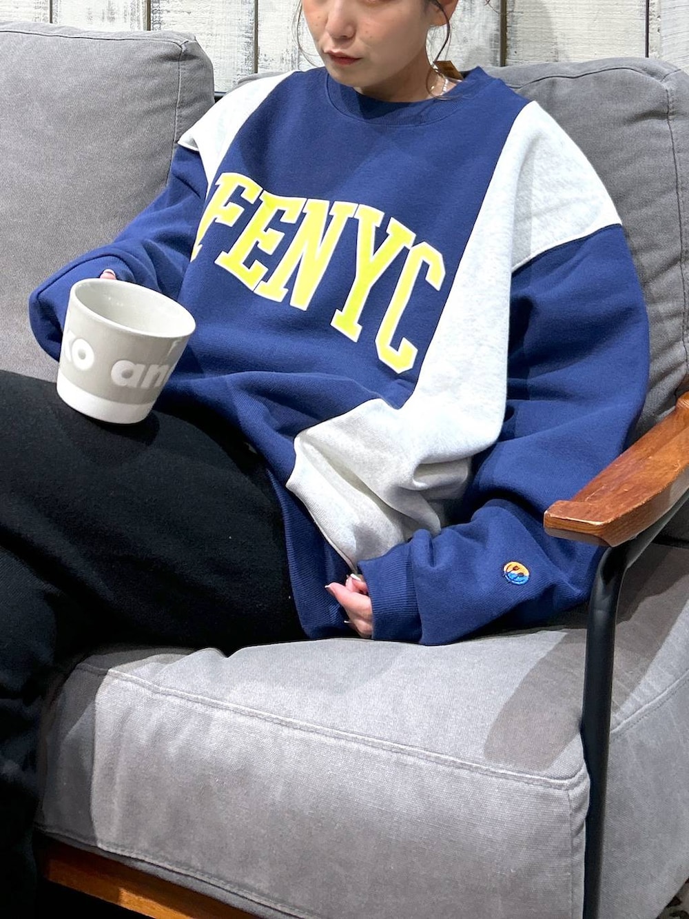 ブラック系のその他パンツ、その他のスウェット、グレー系のグラス/マグカップ/タンブラーを着用したレディースの冬コーディネートの2枚目の写真