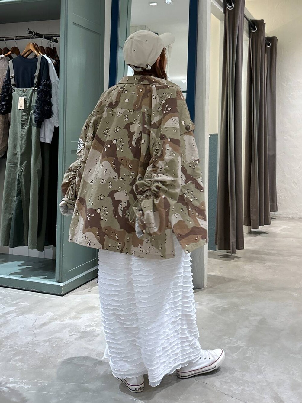 ブラウン系のTシャツ/カットソー、ベージュ系のキャップを着用したレディースの夏コーディネートの3枚目の写真