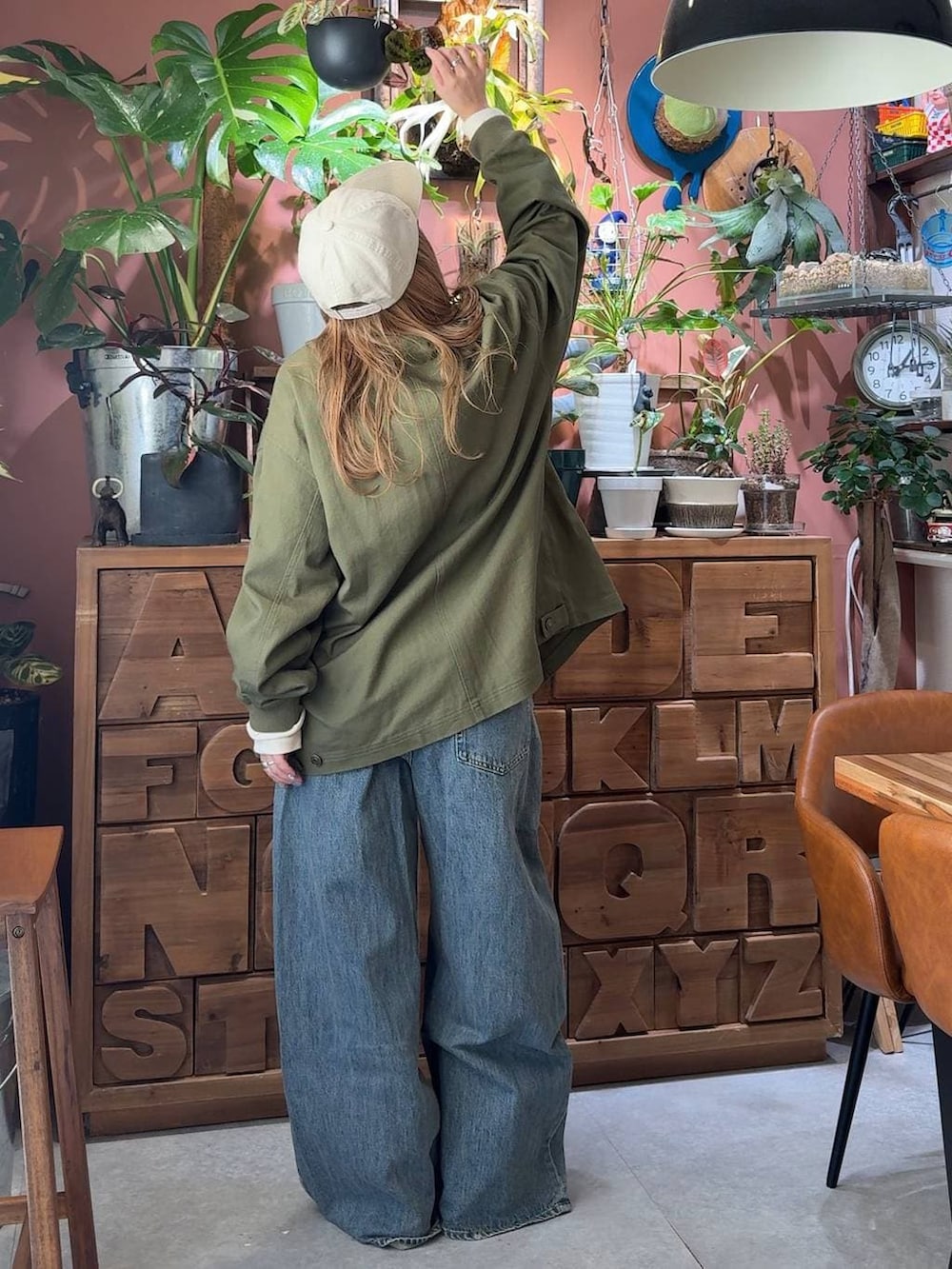 ブルー系のデニムパンツ、ホワイト系のキャップを着用したレディースの冬コーディネートの4枚目の写真