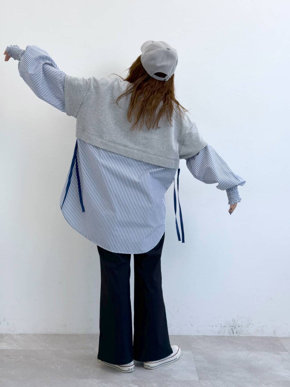 グレー系のシャツ/ブラウス、ブラック系のその他パンツを着用したレディースの冬コーディネートの2枚目の写真