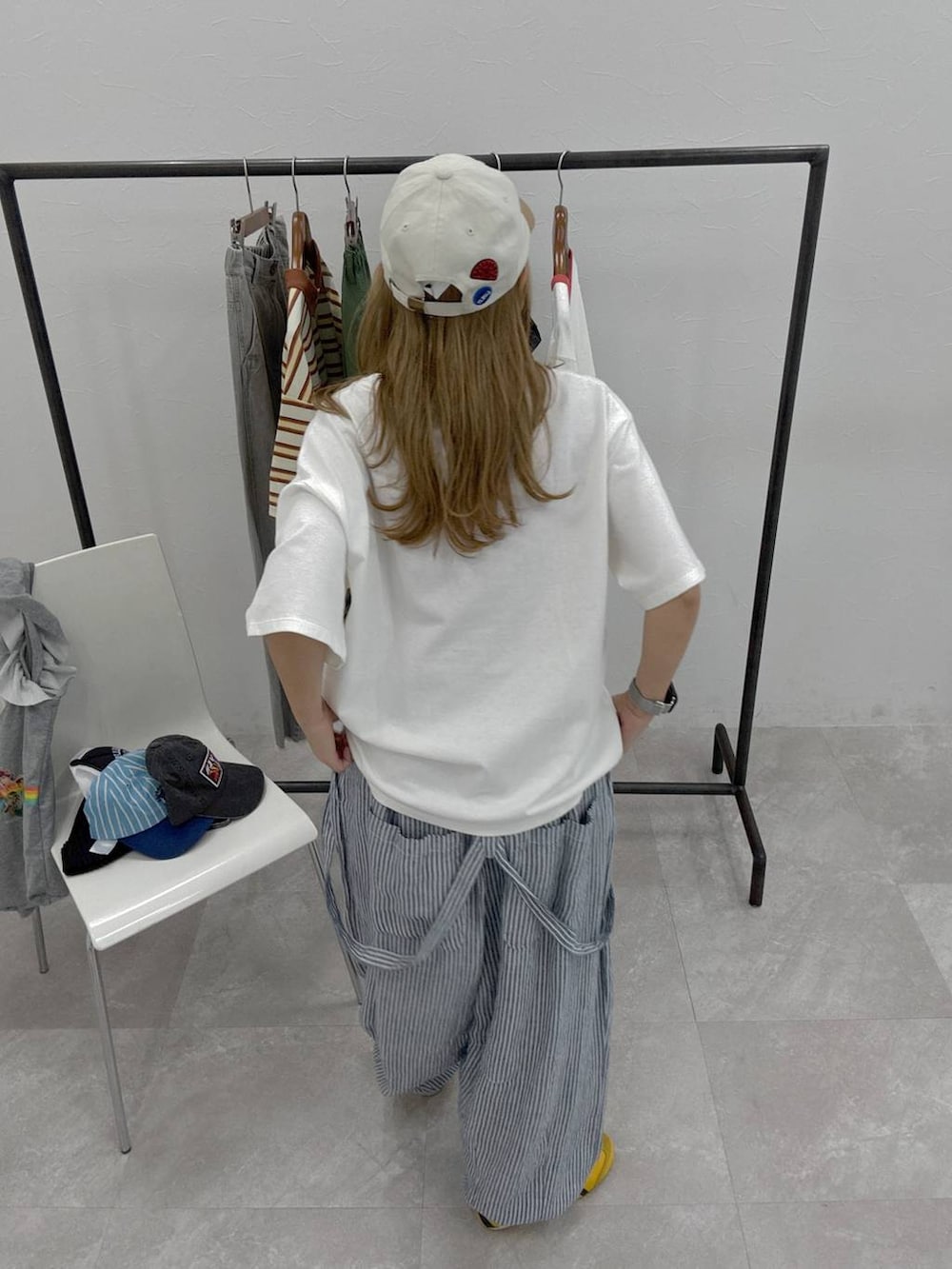 ブルー系のその他パンツ、ホワイト系のTシャツ/カットソー、ベージュ系のキャップを着用したレディースの夏コーディネートの4枚目の写真